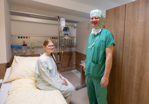 Primar Univ.-Prof. Dr. Alexander Klaus F.A.C.S. im
Vorgespräch mit Patientin Ina H.