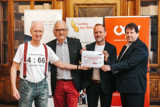 vlnr.: Wolfgang Lusak, Obmann Lobby der Mitte, Hans
Harrer, Vorstandsvorsitzender Senat der Wirtschaft, Karl Mayr, Chef
Fussl Modestrasse, Peter Lieber, Präsident Österreichischer
Gewerbeverein