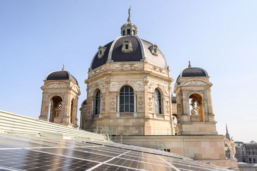 Photovoltaik am Dach des NHM Wien