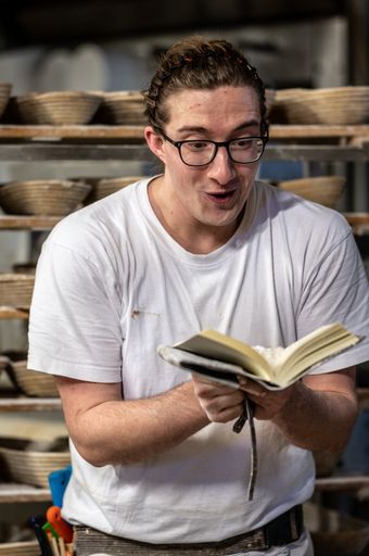 Meisterbäcker und Poetry-Slammer, Michael Zagler
bringt die Poesie nicht nur auf die Bühne, sondern auch in die
Wirtshäuser des Entdeckerviertels. Bei "Brot, Bier und Poesie" in
der Woche der Brotkultur.
