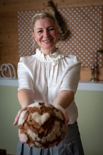 Vorschau Bild von Viktoria Hönegger, Brot-Sommeliére vom
Hildegardhaus im Éntdeckerviertel, bäckt auch gemeinsam mit
Interessierten - vor allem mit Dinkelmehl und Kräutern. In der
ersten Woche der Brotkultur im April öffnet sie dafür ihren
speziellen Backofen!