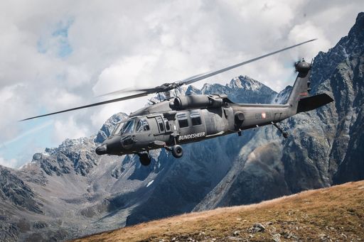 Vorschau Bild von Bundesheer unterstützt Waldbrandbekämpfung aus der
Luft. Hubschrauber S-70 Black Hawk