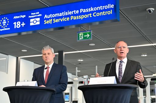 Presspoint mit Innenminister Gerhard Karner und dem
rumänischen Innenminister Cătălin Predoiu am Flughafen Wien.