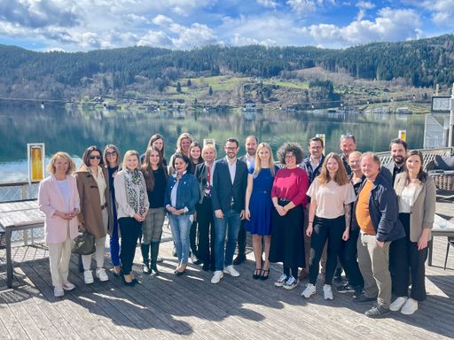 Vorschau Bild von Im Rahmen einer Pressekonferenz wurde das
Pilotprojekt der Tourismusregion unter dem Titel "Nachhaltigkeit als
Gamechanger im Mitarbeitermanagement" im Hotel Forelle in Millstatt
erstmals offiziell präsentiert.