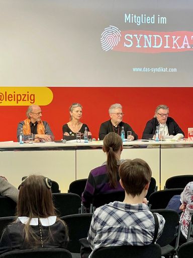 Vorschau Bild von Daniel Carinsson (l.) auf dem Diskussionspanel "Wieviel Political
Correctness verträgt der Krimi" auf der Buchemsse Leipzig 2024.