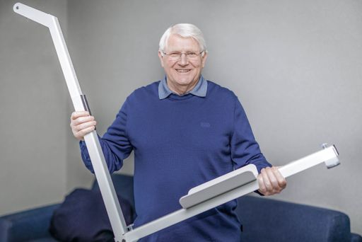Erwin Sturmair mit dem ersten Seriengerät des
flextrainers, damals noch aus Stahl.
