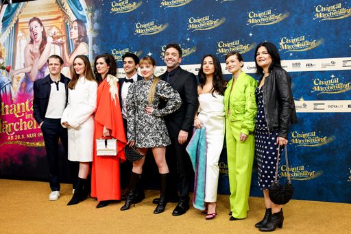 Max von der Groeben, Maria Ehrich, Nora Tschirner, Mido Kotaini,
Jella Haase, Bora Dagtekin, Gizem Emre, Lena Schömann, Jasmin
Tabatabai bei der Premiere von CHANTAL IM MÄRCHENLAND in Berlin. /
Weiterer Text über ots und www.presseportal.de/nr/12946 / Die
Verwendung dieses Bildes für redaktionelle Zwecke ist unter
Beachtung aller mitgeteilten Nutzungsbedingungen zulässig und dann
auch honorarfrei. Veröffentlichung ausschließlich mit
Bildrechte-Hinweis.