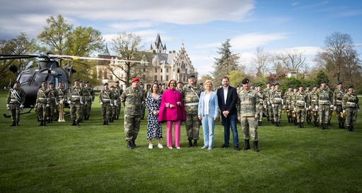 Verteidigungsministerin Klaudia Tanner, Landeshauptfrau Johanna
Mikl-Leitner, der Geschäftsführer des Vereins LICHT INS DUNKEL Mario
Thaler, die Leiterin des Humanitarian Broadcasting beim ORF Lisa
Zuckerstätter und Heeresmusikchef Oberst Bernhard Heher informieren
über das Festival am 04. April 2024.