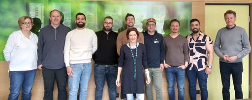  Die erfolgreichen Absolventen der Ausbildung
Elektropraktiker mit Schwerpunkt Photovoltaik sowie das Team des
Wifi Innsbruck und amg-tirol.