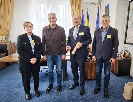 v.l. Elisabeth Zahn, Vorsitzende des Schulträgers
Med`AT, Calin Petru Marian, Landeshauptmann Hunedoara, Rumänien,
Johannes Wallner, International Recruiting SeneCura Gruppe, Gabriel
Nelu llies, Vertreter des Schulträgers Med`AT