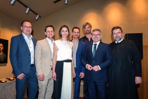 (v.l.) Ing. Christian Krottendorfer, Bürgermeister
von Röschitz; Christian Gruber, Maria Wegscheider, Ewald Gruber,
Moderator Thomas Kamenar, Landesrat DI Ludwig Schleritzko in
Stellvertretung von Landeshauptfrau Johanna Mikl-Leitner und Pater
Michael vom Stift Altenburg.