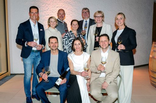 Vorschau Bild von Auch zahlreiche Gratulant:innen der Weinbranche
fanden sich zur Eröffnung des neuen Weinguts Gruber Röschitz ein
(v.l., vorne): Ewald Gruber, Maria Wegscheider und Christian Gruber.
(v.l., hinten): Hans Setzer, Obmann Weinviertel DAC; Dagmar Gross,
Agentur grosswerk; Hannes Steinacker, Geschäftsführer der Weinstraße
Weinviertel; Annemarie Foidl, Präsidentin der Sommelier Union
Austria; Reinhard Zöchmann, Niederösterreichischer Weinbaupräsident;
Mag. Ulrike Hager, Leiterin des Gebietsmarketings der Österreich
Wein Marketing; Maria Obermayer, Geschäftsführerin Weinviertel DAC.