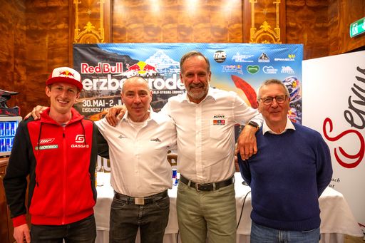 Vorschau Bild von BILD zu OTS - Hochkarätige Motorsport-Gäste bei der
Red Bull Erzbergrodeo Pressekonferenz: (von links) Michael Walkner,
Karl Katoch, Heinz Kinigadner, Erich Wolf