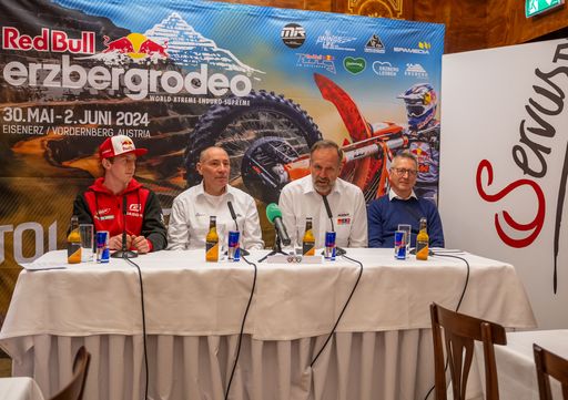 Hochkarätige Motorsport-Gäste bei der Red Bull
Erzbergrodeo Pressekonferenz: (von links) Michael Walkner, Karl
Katoch, Heinz Kinigadner, Erich Wolf