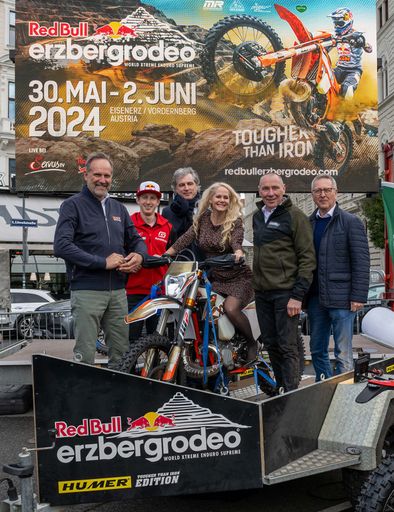 Vorschau Bild von Die prominenten Gäste der Red Bull Erzbergrodeo
Pressekonferenz: (von links) Heinz Kinigadner, Michael Walkner,
Winfried Kerschhaggl (FIM Hard Enduro WM), Claudia Mohr-Stradner
(Epamedia), Karl Katoch, Erich Wolf