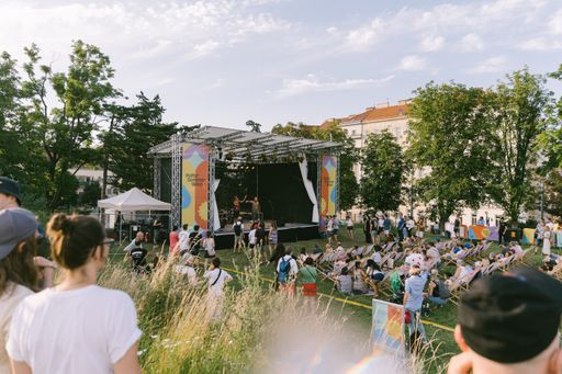 Auf den Pop-up-Bühnen des Kultursommer Wien stehen jährlich über
2000 Künstler:innen. Hier ist das Duo SKERO & BUMBUM KUNST auf der
Kultursommer-Bühne am Wasserturm Favoriten zu sehen.