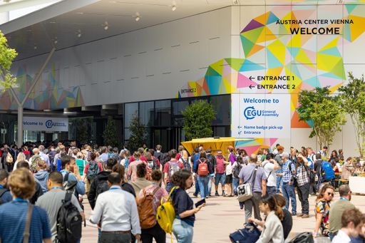 Vorschau Bild von Teilnehmerinnen und Teilnehmer der EGU am Weg zum
Kongress im Austria Center Vienna