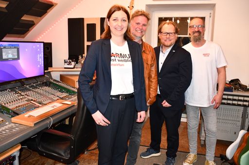 Vorschau Bild von Caritasdirektorin Nora Tödtling-Musenbichler, Max
Bieder (Tonladen, Alle Achtung), Christian Taucher (Caritas
Steiermark) und Klaus Herunter (Komponist, Produzent) bei der
Aufnahme des Songs im Tonladen-Studio in Thal bei Graz