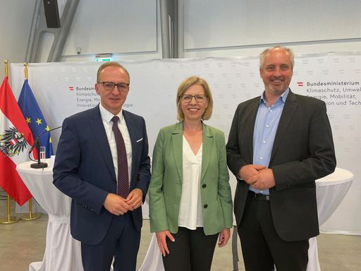 v.l.n.r.: Gerhard Christiner, Vorstand APG, Bundesministerin
Leonore Gewessler, Bernhard Painz, Vorstand AGGM.