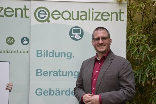 Vorschau Bild von equalizent bietet Bildung für gehörlose Menschen in ihrer
Erstesprache, der ÖSterreichischen Gebärdensprache, an.