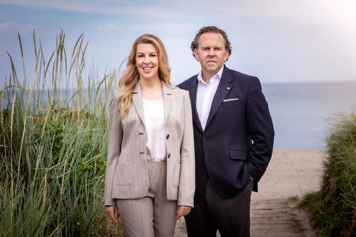Das Direktorenpaar auf Weissenhaus, Natalie Fischer-Nagel und
Frank Nagel / Weiterer Text über ots und
www.presseportal.de/nr/174246 / Die Verwendung dieses Bildes für
redaktionelle Zwecke ist unter Beachtung aller mitgeteilten
Nutzungsbedingungen zulässig und dann auch honorarfrei.
Veröffentlichung ausschließlich mit Bildrechte-Hinweis.
