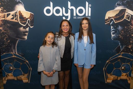 Vorschau Bild von v.l.n.r.: Anna, Fjolla und Lily Holzleithner vor der
Promotion-Tafel beim VIP Event von Dayholi im Palais Schönborn.