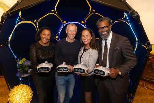 Vorschau Bild von Bei der Dayholi-Produktshow: v.l.n.r.: Chichi Maponya, Wolfgang
Platz, Fjolla Holzleithner, Martin Ntuli