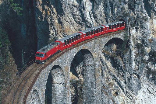 Bernina Express auf dem Landwasserviadukt