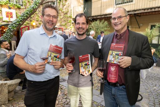  https://www.apa-fotoservice.at/galerie/36558 Im Bild v.l.n.r.:
Jürgen Geyer (Gergely´s), Rudi Wagentristl (Sieger in der Kategorie
Sortenvielfalt, Sieger & Preis-Genuss-Sieger in der Kategorie
Gereifter Wein, BESTES ROTWEIN WEINGUT, Weingut Wagentristl),
Johannes Fiala (Herausgeber)