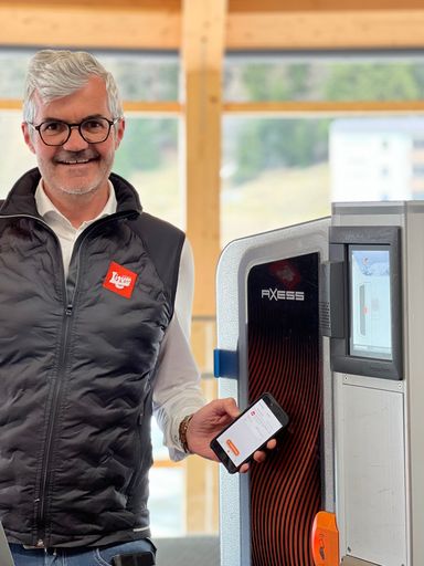  Werner Frießer, GF Axamer Lizum Bergbahne, mit dem Ticket am
Handy