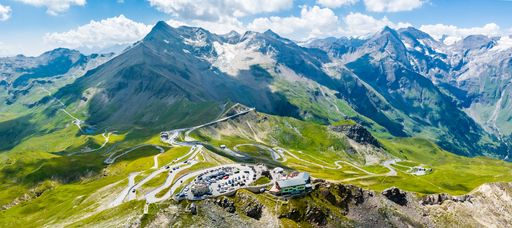 Die Großglockner Hochalpenstraße ist die
Alternative zum belastenden Stau auf der Autobahn (A10). Vergünstigt
werden so An- und Rückreise zum österreichischen Urlaubserlebnis.