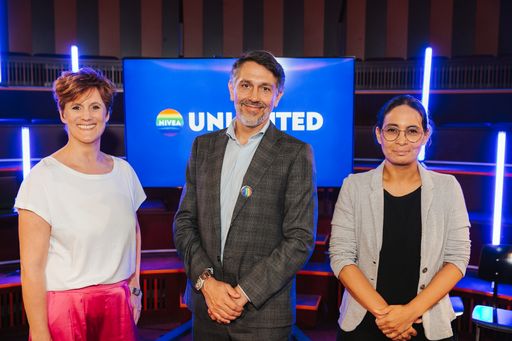 Vorschau Bild von (v.l.) Astrid Weinwum-Wilhelm (Präsidentin Pride
Biz Austria), Alvaro Alonso (General Manager Beiersdorf Österreich &
Eastern Europe) und Katharina Kacerovsky-Strobl (Geschäftsführerin
Stonewall/ Veranstalterin VIENNA PRIDE)