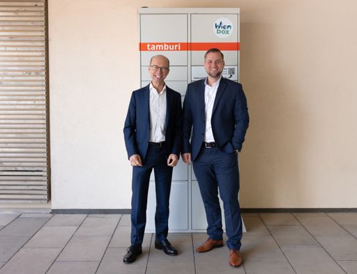  links: Paul Brandstätter, Mehrheitseigentümer;
rechts: Dominic Allram, Geschäftsführer vor einem Tamburi