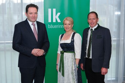 v.l. Bundesminister Norbert Totschnig, Bundesbäuerin Irene
Neumann-Hartberger und Josef Moosbrugger, Präsident der LK
Österreich.