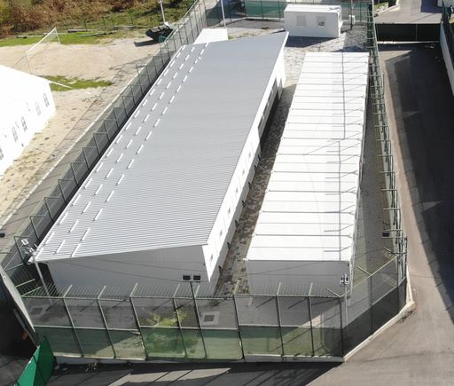 Vorschau Bild von Das nie in Betrieb gegangene österreichische
Guantanamo in einer Luftaufnahme, gelegen im völlig isolierten Camp
Lipa neben einem Minenfeld.