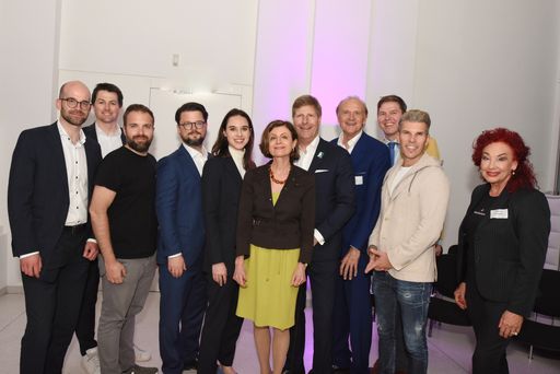  v.l.: Lukas Straganz (Kunz Wallentin Rechtsanwälte), Niklas
Kerschbaumer (Schönherr Rechtsanwälte), Markus Lang (Partner bei
Speedinvest), Hausherr Thomas Kulnigg (Partner Schönherr
Rechtsanwälte), Lilly-Marie Kunz (Kabinettchef-Stv. Bundesminister
für Finanzen), Club Tirol-Vizepräsidentin Renate Danler (Renate
Danler Consulting), Club Tirol-Präsident Julian Hadschieff
(Humanocare), Club Tirol-Vorstandsmitglied Peter Kunz (Kunz
Wallentin Rechtsanwälte), Werner Wutscher (Business Angel und
Gründer von New Venture Scouting), Florian Gschwandtner (ehemaliger
Runtastic Gründer, Investor und Business Angel) und Club
Tirol-Vorstandsmitglied Charlotte Sengthaler (Spa Ceylon Austria)