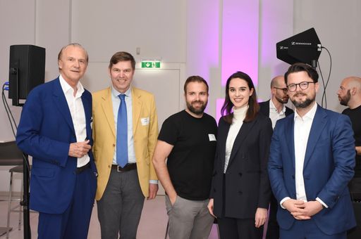 Vorschau Bild von v.l. Club Tirol-Vorstandsmitglied Peter Kunz (Kunz Wallentin
Rechtsanwälte), Werner Wutscher (Business Angel und Gründer von New
Venture Scouting), Markus Lang (Partner bei Speedinvest),
Lilly-Marie Kunz (Kabinettchef-Stv. Bundesminister für Finanzen) mit
Hausherrn Thomas Kulnigg, Partner bei Schönherr Rechtsanwälte