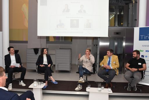 Vorschau Bild von v.l.: Niklas Kerschbaumer (Schönherr Rechtsanwälte), Lilly-Marie
Kunz (Kabinettchef-Stv. Bundesminister für Finanzen) mit Florian
Gschwandtner (ehemaliger Runtastic Gründer, Investor und Business
Angel), Werner Wutscher (Business Angel und Gründer von New Venture
Scouting) und Markus Lang (Partner bei Speedinvest)