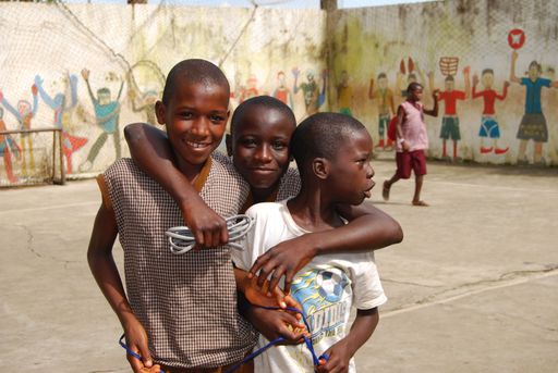 Ehemalige Straßenkinder in der von der
österreichischen Entwicklungsorganisation Jugend Eine Welt
unterstützten Schutzeinrichtung „Don Bosco Fambul“ in
Freetown/Sierra Leone.