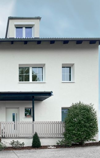Fassade aufgedoppelt: Ein jahrzehntealtes Dämmsystem wurde durch
die Baumit Duplex Technologie einfach und schnell wieder zukunftsfit
gegen Kälte und Hitze gemacht. Der Heizwärmebedarf hat sich um 35
Prozent reduziert, die Heizkosten fallen entsprechend geringer aus.