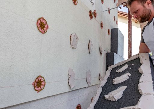 Vorschau Bild von Fassade aufgedoppelt: Auf die bestehende erste Dämmschicht wird
mittels Baumit KlebeAnker Duplex, sicher und einfach, eine neue
Baumit open duplex KlimaschutzFassade aufgebracht.