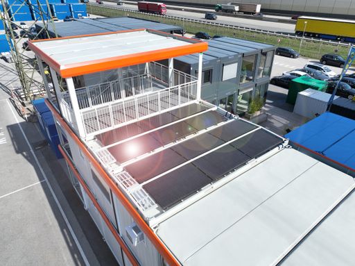 PV-Modul auf der CONTAINEX CLASSIC Line. Mit den neuen
Photovoltaik-Modulen von CONTAINEX können herkömmliche CONTAINEX
Büro- und Sanitärcontainer nun erstmals auch als leistungsstarke
Energiequelle für grünen Strom genutzt werden.