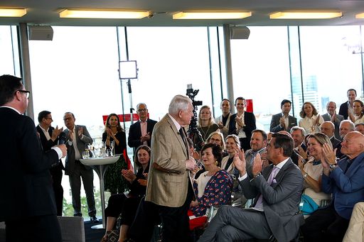 Vorschau Bild von Über 150 Gäste folgten der spannenden Diskussion
und begrüßten Altbundeskanzler Dr. Franz Vranitzky