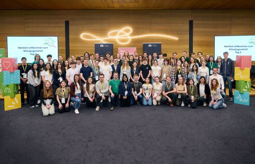 Gruppenfoto Klimajugendrat der
Bundesjugendvertretung 2024 im Parlament
