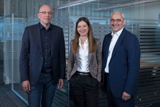  Das HDI Vorstandsteam (v.l.n.r.) Mag. Dieter Bankosegger,
Dipl.-Ing. Maria Kadan und Vorstandsvorsitzender Ing. Thomas Lackner
präsentieren die HDI Geschäftszahlen 2023.