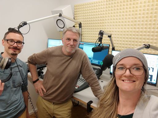 Vorschau Bild von vlnr. Johann Eder (Sendungsmacher), Georg Wimmer
(Radiofabrik, Leitung Radio Pinzgau), Verena Brandner
(Sendungsmacherin, stellvertretende Vorsitzende Verein Freies Radio
Pinzgau) im Studio Radio Pinzgau
