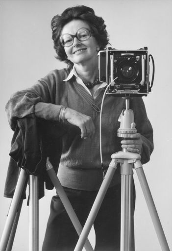  Elfriede Mejchar mit Linhof-Kamera und Stativ im
Bundesdenkmalamt, Ende 1970er-Jahre © Bundesdenkmalamt,
Fotoarchiv-Wien, Foto: Inge Kirchhof