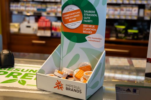 Vorschau Bild von Die Taschen-Aschenbecher von Imperial Brands sind
derzeit in 70 Turmöl-Tankstellen kostenlos verfügbar.