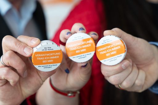 Vorschau Bild von BILD zu OTS - Die Taschen-Aschenbecher von Imperial
Brands sind derzeit in 70 Turmöl-Tankstellen kostenlos verfügbar.