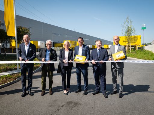 von links: Offizieller Eröffnungsakt mit Walter
Oblin, Generaldirektor-Stellvertreter, Vorstand für Brief &
Finanzen, Österreichische Post AG, Georg Pölzl, Generaldirektor,
Österreichische Post AG, Elisabeth Stadler, Vorsitzende des
Aufsichtsrates, Österreichische Post AG, Peter Umundum,
Vorstandsdirektor für Paket & Logistik, Österreichische Post AG,
Michael Ludwig, Bürgermeister der Stadt Wien, und Toni Faber,
Dompfarrer zu Wien